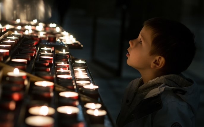 Minunile Sfintei Parascheva! Un copil de 7 ani, care nu vorbise deloc până la această vârstă, a spus primele cuvinte în fața raclei de la Iași