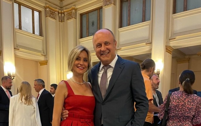 Dan Șucu are parte de o iubire ca în filme de aproape două decenii. Cine este femeia care i-a furat inima afaceristului când nu era oficial separat de fosta soție