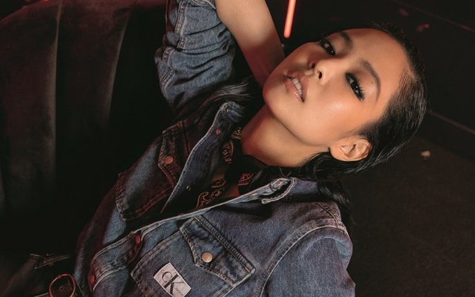 Piesa vestimentara nelipsită din garderobă. Ce look-uri poți crea cu o pereche de jeans