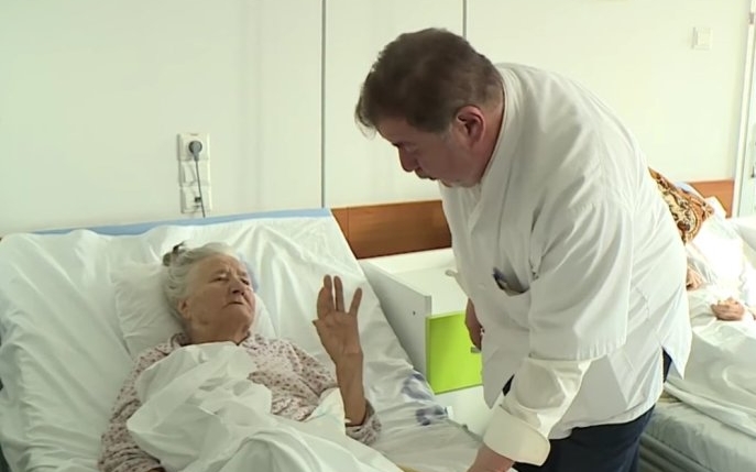 O femeie de 100 de ani a fost operată cu succes la Craiova! „Să operezi o pacientă care are 100 de ani și 9 luni, a fost o provocare"