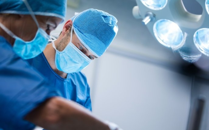 O elevă de 18 ani a primit o nouă șansă la viață! Medicii din Iași au îndepărtat cu succes o tumoare pe care o avea la nivelul creierului mic