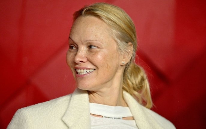 Pamela Anderson s-a obișnuit să apară în public fără pic de machiaj. Ce mesaj puternic și emoționant are gestul ei