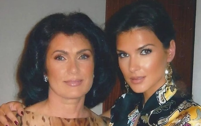 Pe ea o cunoaște toată țara, dar puțini știu ce mamă frumoasă are Monica Bîrlădeanu! A trecut prin multe greutăți, dar nu s-a dat bătută