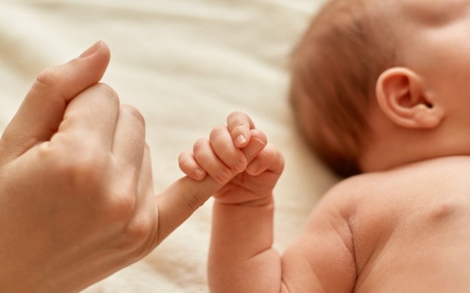 O femeie din Moldova a născut un copil cu două capete. Familia acuză medicii de malpraxis