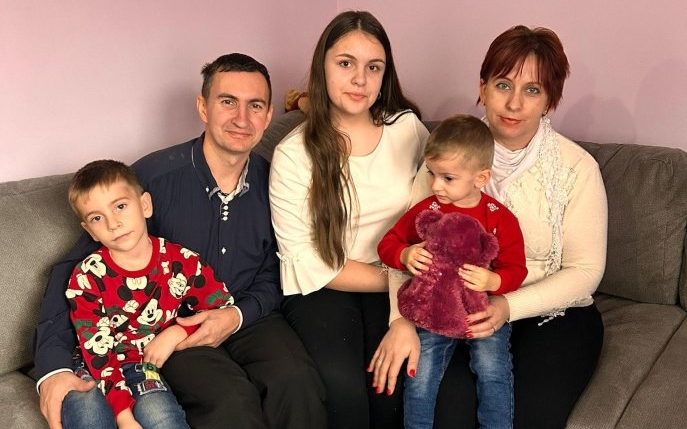 Irina, o elevă de nota 10, parcurge zilnic 15 kilometri pentru a merge la școală. Visează să devină actriță