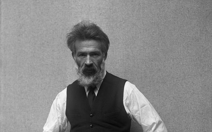Povestea de viață a marelui Constantin Brâncuși. A renunțat la școală, a fugit de acasă, iar pașii l-au purtat peste hotare, pe drumul spre succes