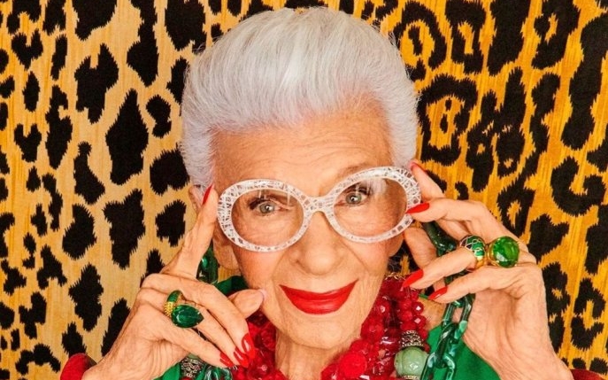 Uluitoarea poveste de viață a lui Iris Apfel, simbolul industriei de frumusețe, care a murit la 102 ani