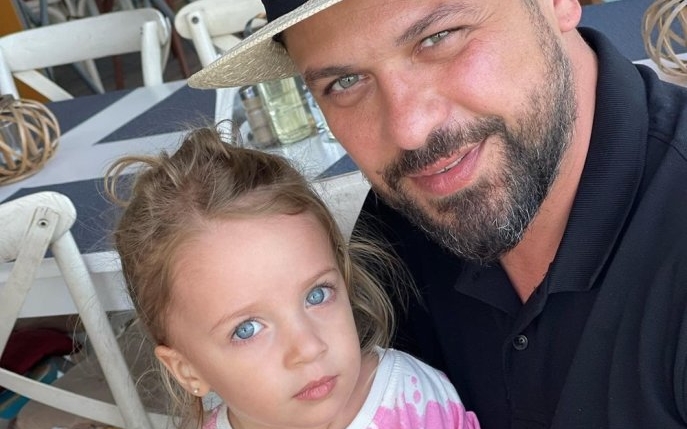 Augustin Viziru este topit după fetița lui și îi face toate poftele. „De fiecare dată îi spun: 'mă tată, băieții nu se dau cu ojă'. Dar nu am cu cine să mă înțeleg”