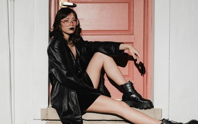Biker sau model boucle - ce modele de jachete damă să alegi în 2024