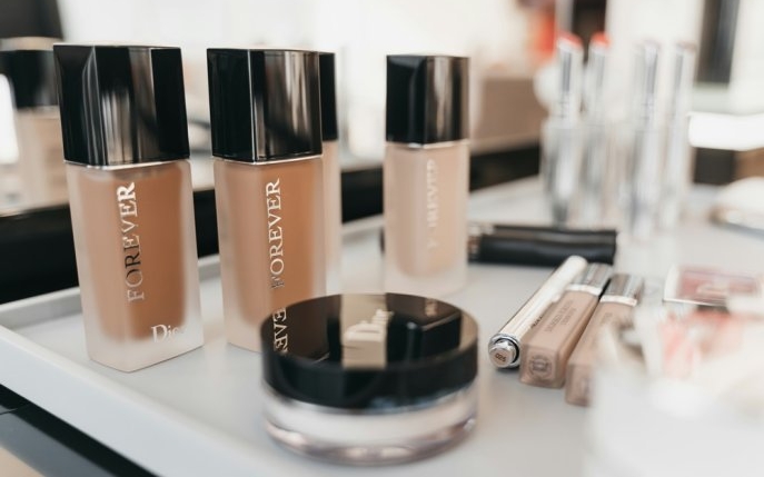 Cum să strălucești vara aceasta cu produsele de machiaj potrivite