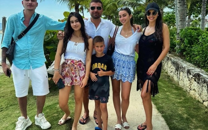 Adrian Mutu este un tată împlinit! A mers în vacanță alături de toți cei 4 copii ai lui, care-i seamănă leit