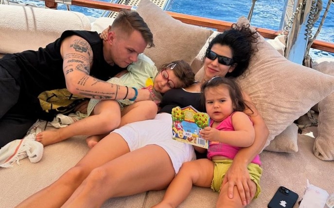 Codin Maticiuc a plecat în vacanță cu soacra și părinții. „10 poze. 9 persoane. 1 familie, 1 barcă, 1 vacanță.”