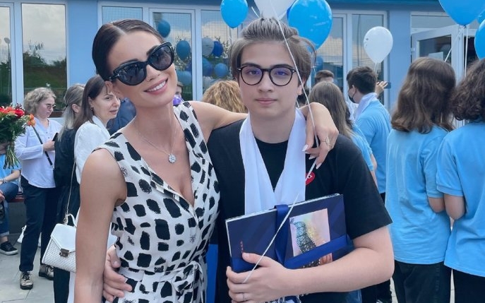 Timpul este extrem de blând cu Geanina Ilieș. Are copil de 17 ani, dar a fost des confundată cu iubita, nu cu mama lui