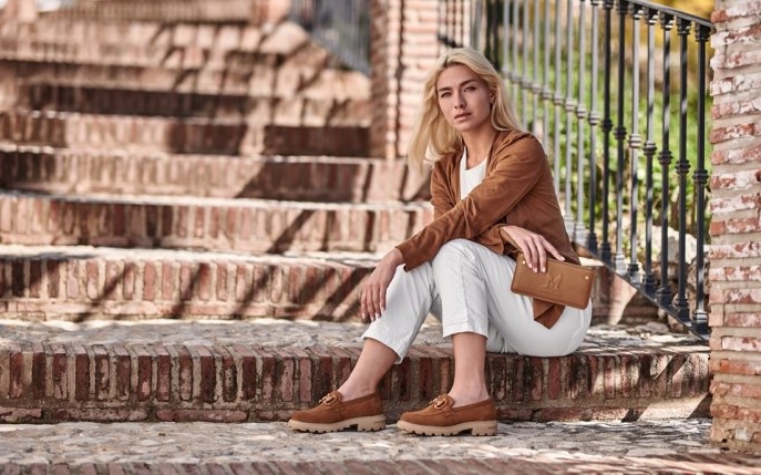 Portofel damă: Ce spune culoarea pe care o alegi despre tine?