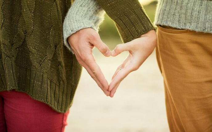 Cum să îți surprinzi partenerul cu un cadou romantic