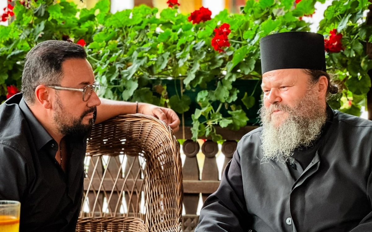 Cătălin Măruță, răpus de durere după moartea tatălui. A căutat alinare alături de mama lui la duhovnic