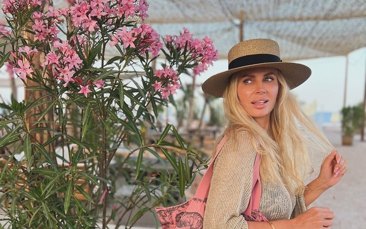 Cum arată Andreea Bănică în costum de baie, la 46 de ani. Este foarte mulțumită de formele ei și nu se teme să pozeze provocator