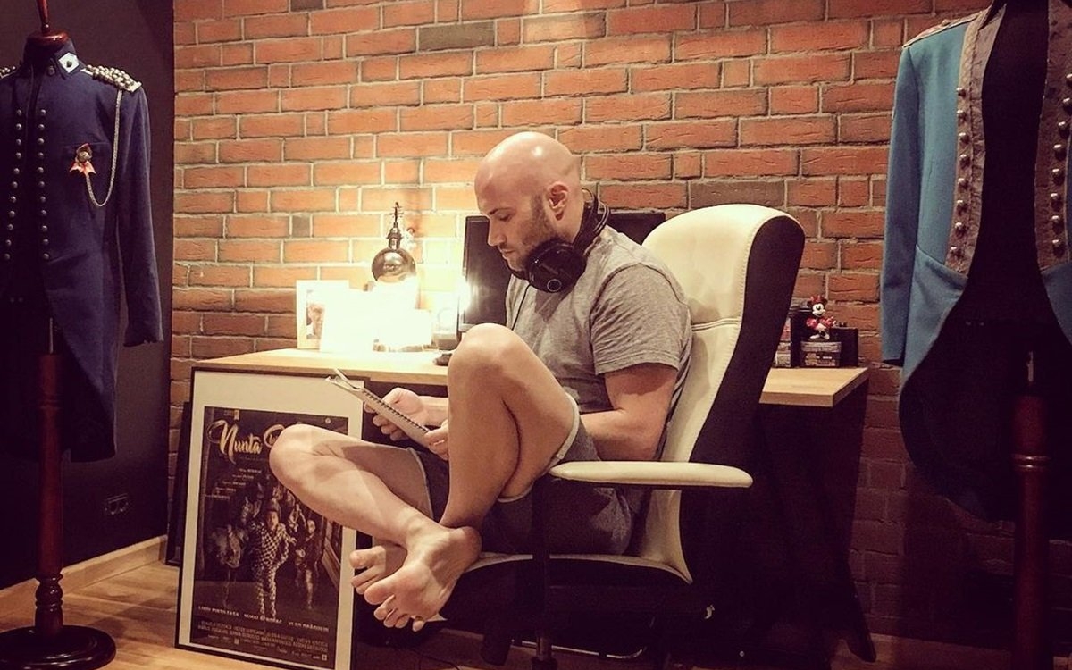 Cum arată apartamentul de peste 180.000 de euro al lui Mihai Bendeac. Este într-o zonă centrală a capitalei și arată ca un muzeu