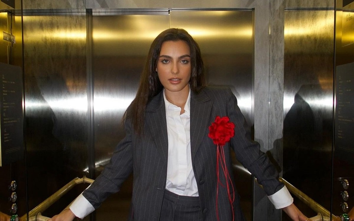 Alexia Eram, apariție răvășitoare alături de cel mai râvnit actor din seria fenomen "Emily in Paris"