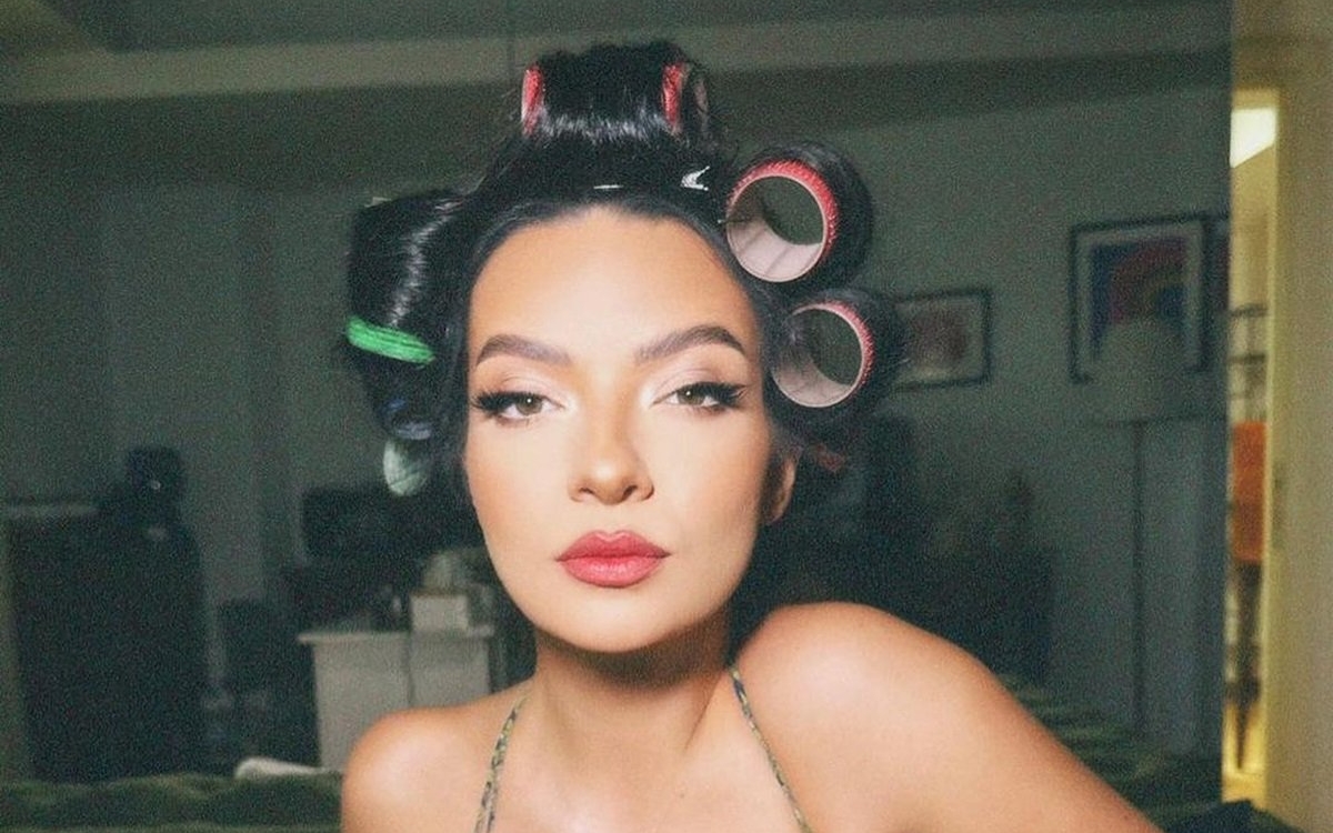 Anca Dinicu și-a etalat burtica de gravidă într-o ședință foto provocatoare. A pozat sexy alături de tatăl copilului