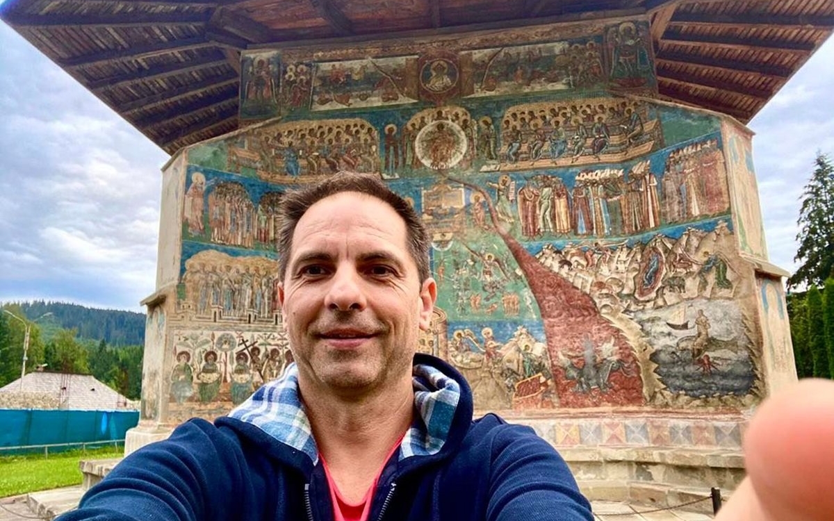 Dan Negru, reacție acidă la adresa celor ce-i critică credința. "Sunt pupător de moaște"