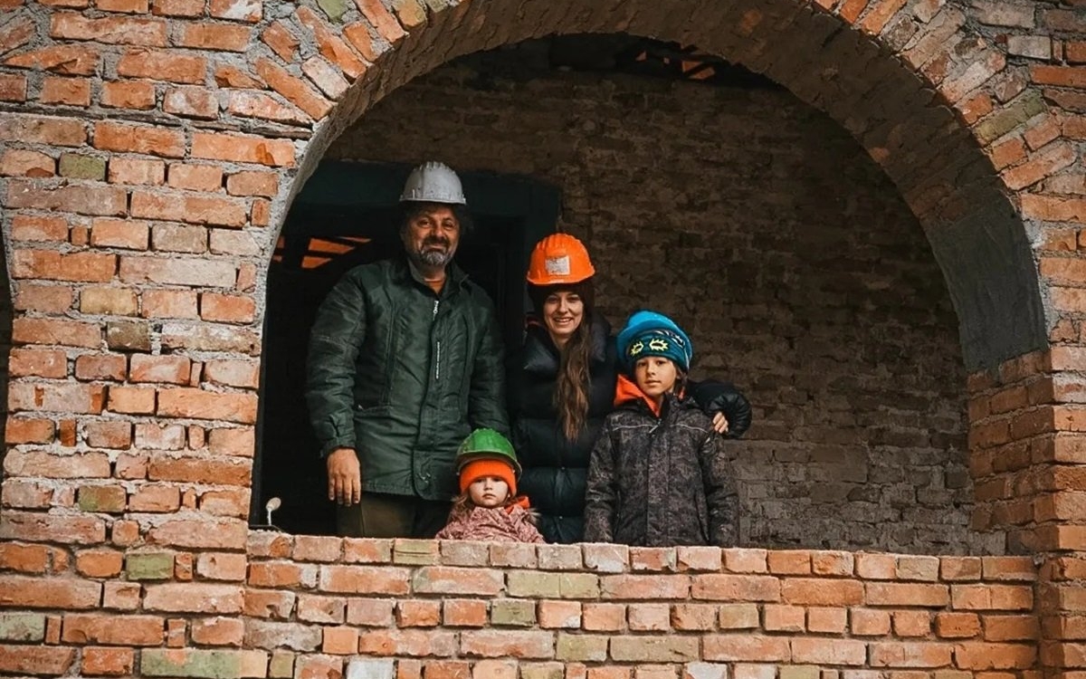 Dana Rogoz este în culmea fericirii! A dormit pentru prima dată cu familia în casa lor de la Viscri. "Nu pot să vă descriu ce sentiment"