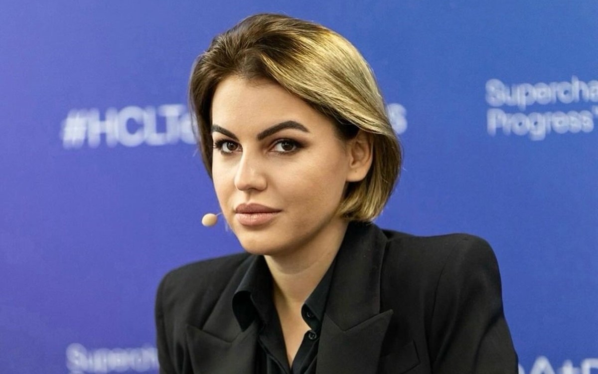 Romina Gingașu, o nouă apariție de senzație în online. Sacou bărbătesc, cizme peste genunchi și ciorapi din dantelă