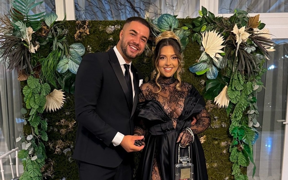 Cât a costat, de fapt, ținuta atipică purtată de Daniela Iliescu la nunta lui Iancu Sterp. Geanta are un preț fabulos