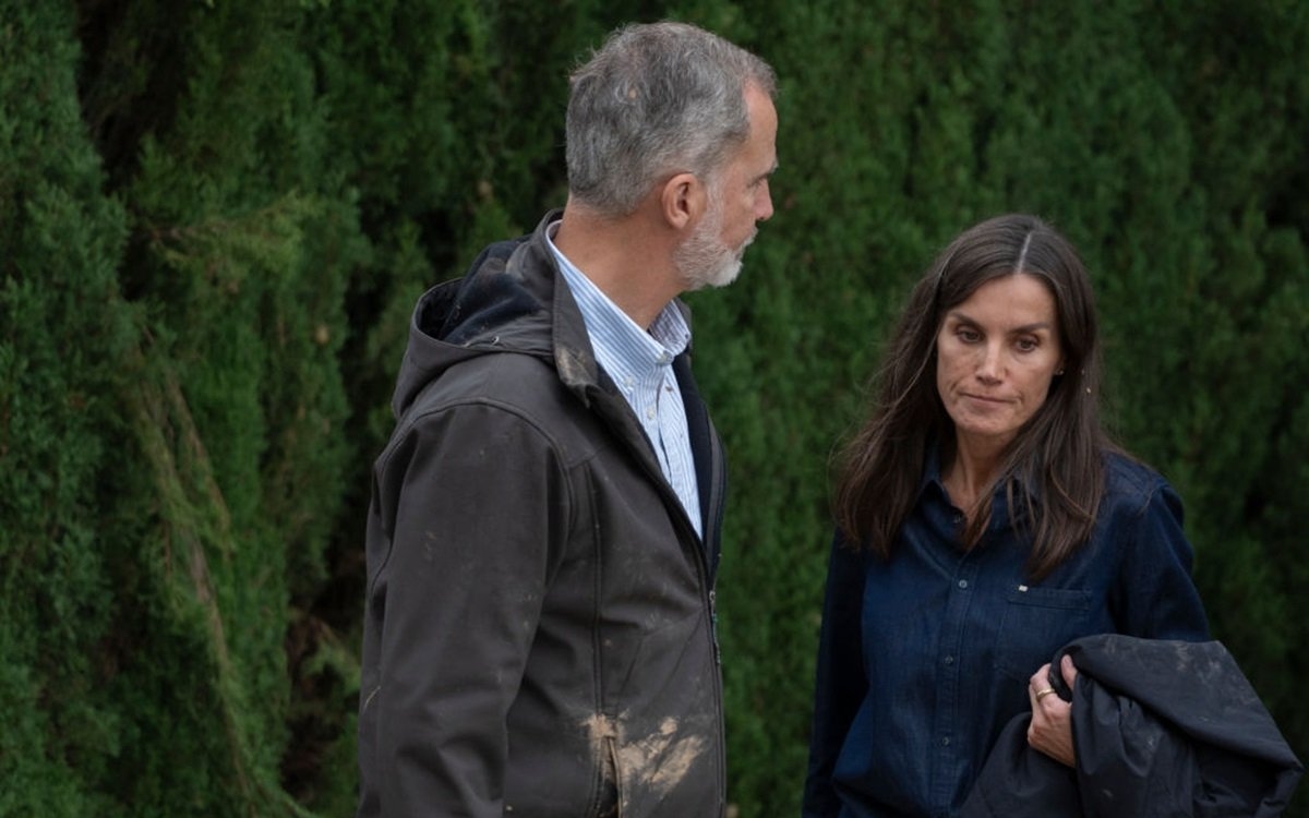 Regina Letizia și regele Felipe au fost împroșcați cu noroi pe străzile din Valencia. Reacția șocantă a Casei Regale a Spaniei