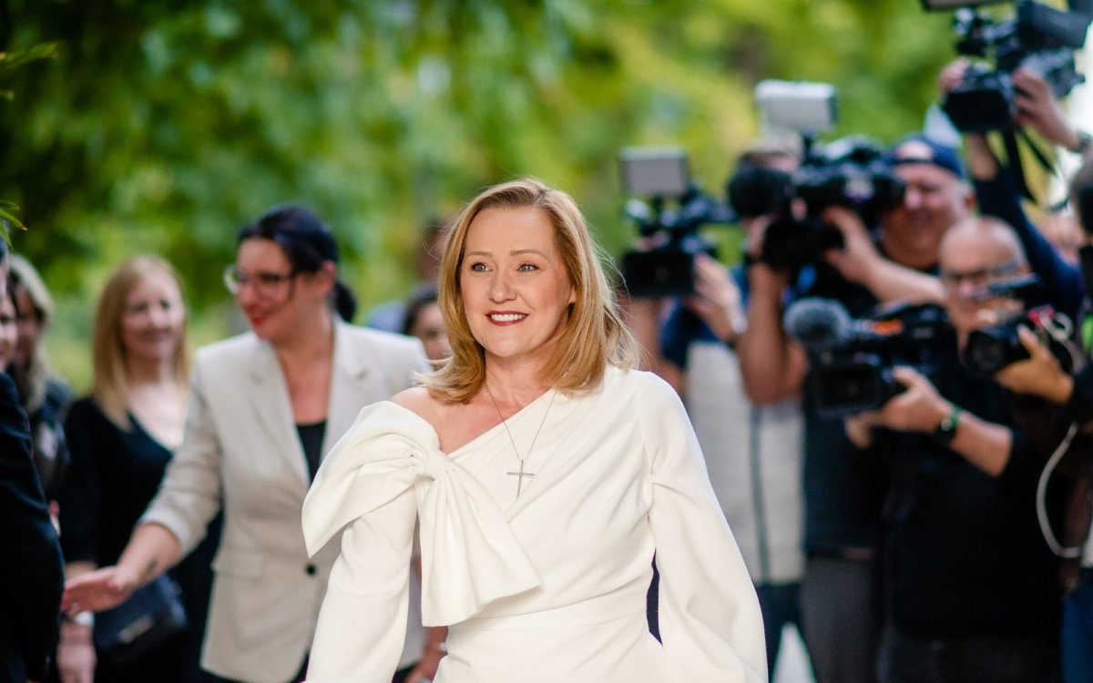 Cum arăta Elena Lasconi la începutul carierei în televiziune. Imagini de colecție cu primele ei apariții pe micile ecrane