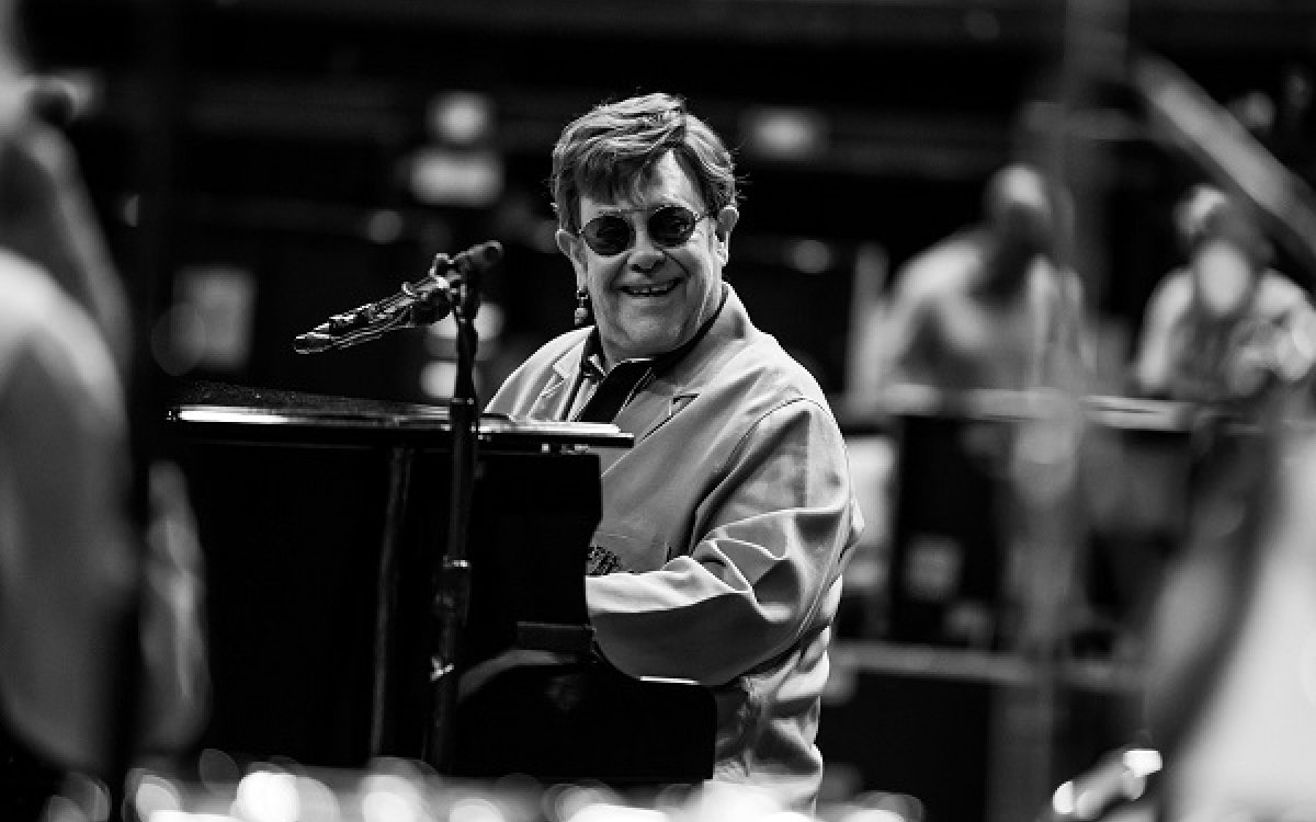 Clipe grele pentru marele Elton John. Artistul și-ar fi pierdut vederea