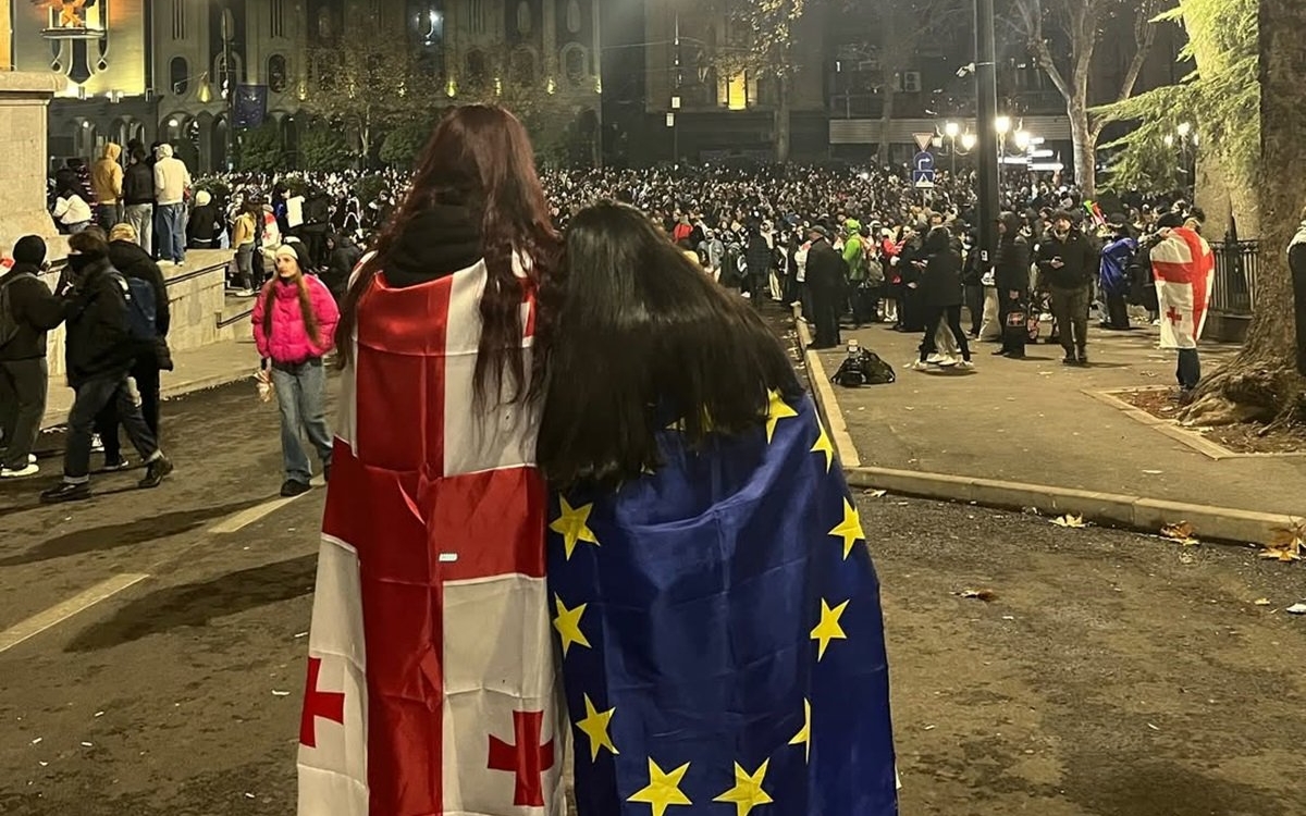 Eroina din Georgia! Cine este femeia care a devenit scut uman, cu drapelul Georgiei în brațe, în fața tunurilor cu apă din timpul protestelor