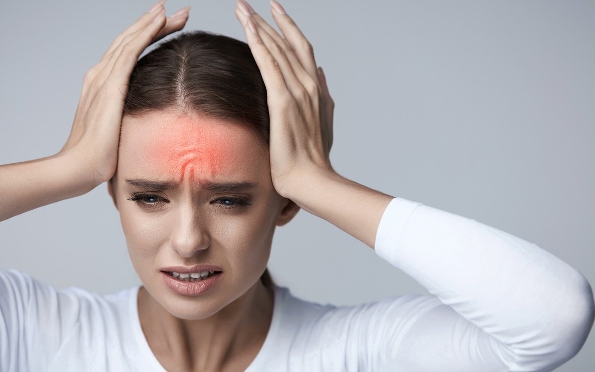 Ce faci când organismul îți dă dureri de cap? Află de ce e bine să mergi la un neurolog