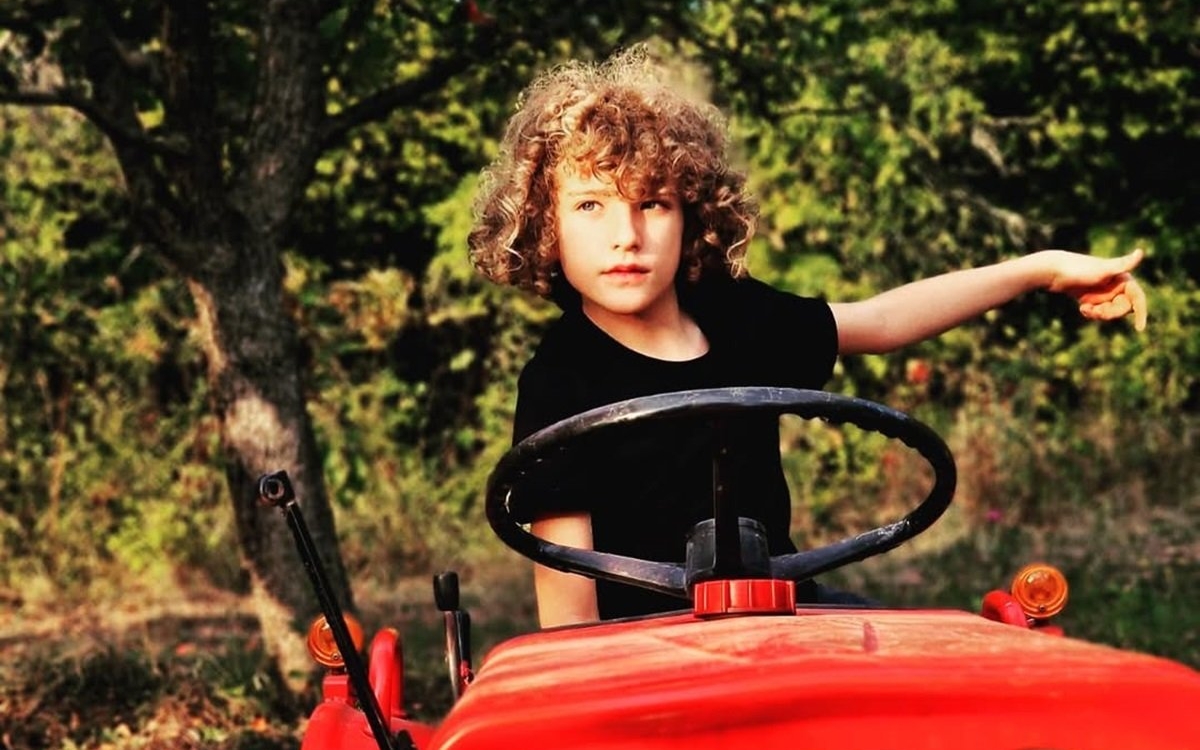 Fiul Danei Nălbaru și al lui Dragoș Bucur nu a mers o zi la școală, deși are 9 ani. Cum îl implică tatăl lui în treburile gospodărești, de când s-au mutat la țară