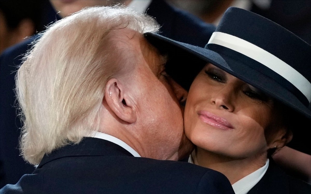 Lecție de stil cu Melania Trump. Ce ținută a ales pentru ceremonia de învestire a președintelui Trump