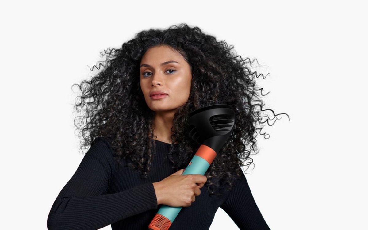 Dyson revoluționează industria frumuseții: multi-stylerul și uscătorul Airwrap i.d.™, primul dispozitiv de înfrumusețare conectat