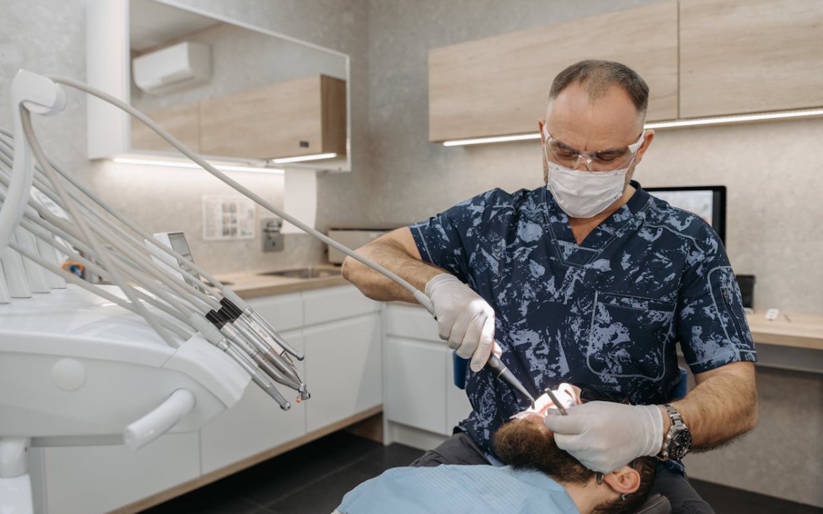 Cum să alegi tratamentul dentar potrivit pentru un zâmbet sănătos