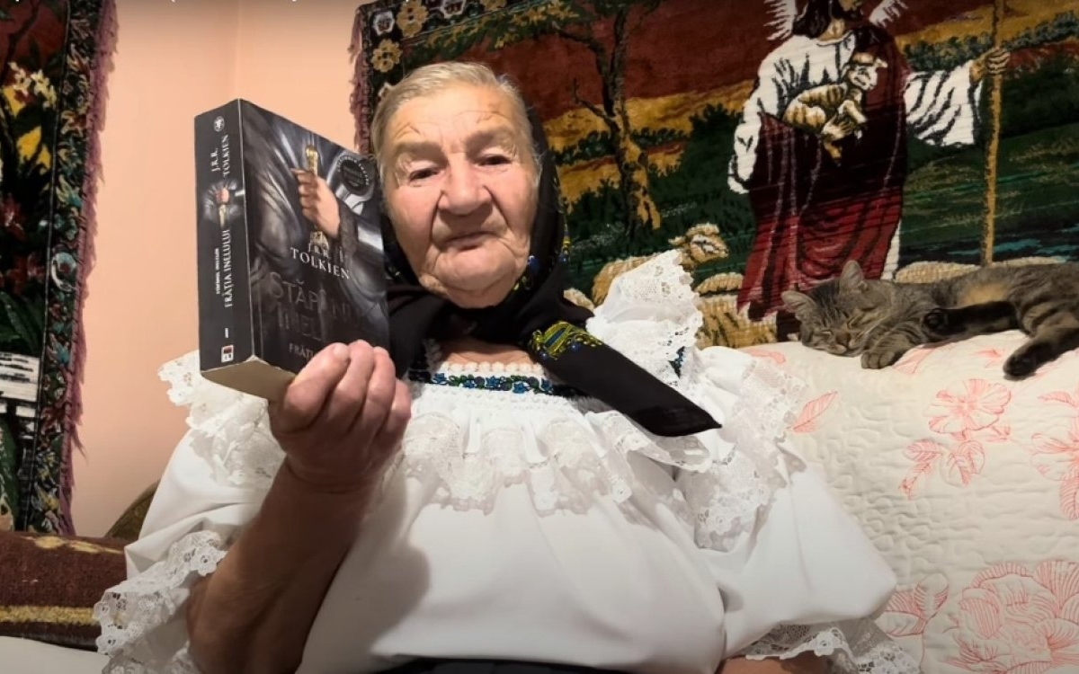 Tanti Ileana nu lasă cartea din mână nici la 84 de ani. Povestea bunicuței însetate de lectură din Maramureș
