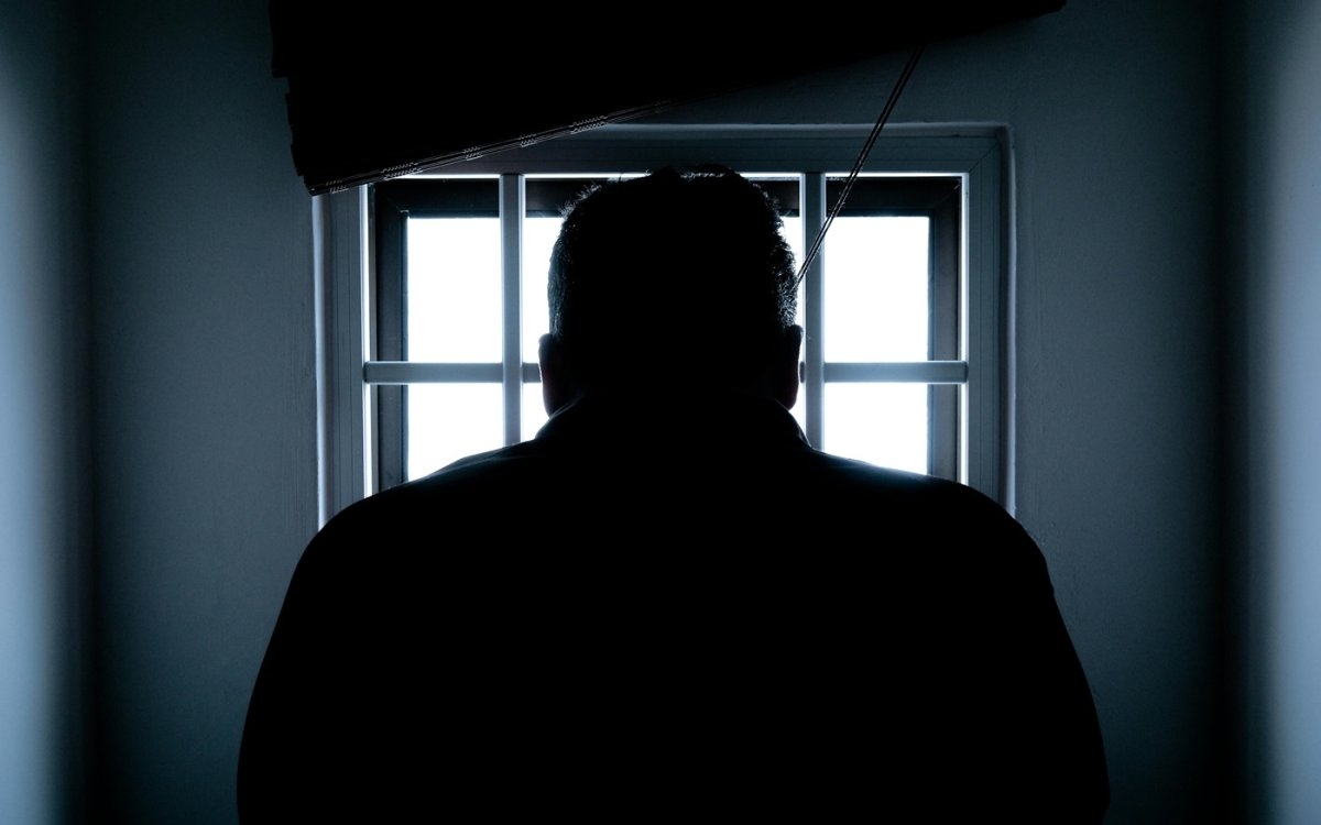 Pastorul din Arad care și-a abuzat cele trei fiice a primit 21 de ani de închisoare. Una dintre fete ar fi rămas însărcinată la 14 ani