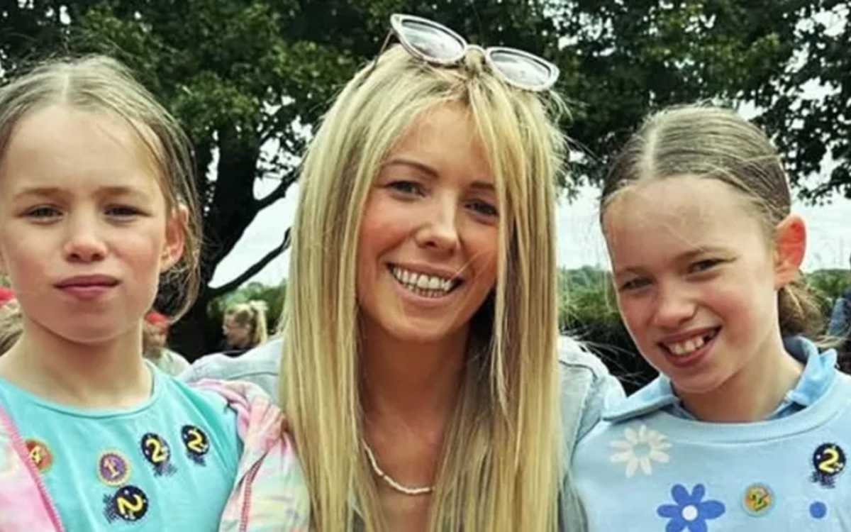 Două copile de 11 ani au rămas orfane, câtă durere! Mama lor a s-a stins de cancer la scurt timp după ce tatăl lor a murit tragic