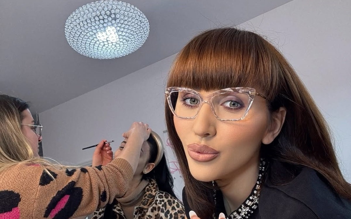 Prima reacție a Danei Roba după ce s-a spus că este rasistă. A stârnit un val de critici după ce s-a filmat în timp ce-i smulgea părul de pe frunte unui model