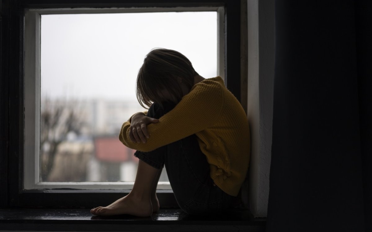 O adolescentă de 15 ani și-a găsit mama fără suflare pe balcon. Copila nu a mai avut putere nici să anunțe autoritățile