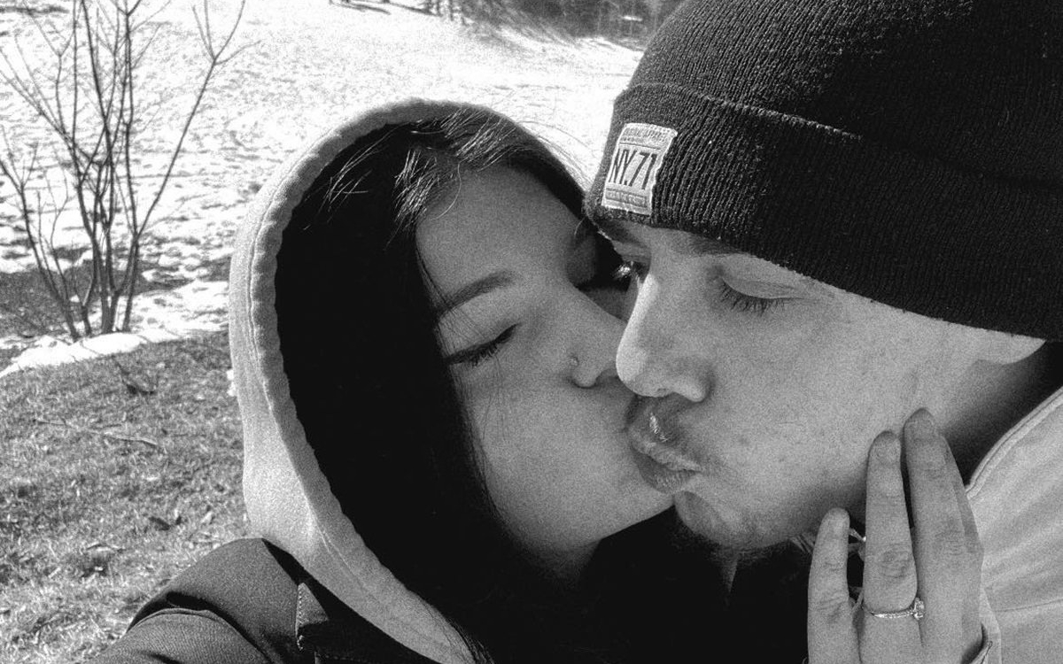 Iubita lui Alexandru, tânărul mort în cumplitul accident de pe Calea Chișinăului, este distrusă de durere. Băiatul ar fi intrat intenționat cu mașina sub un TIR