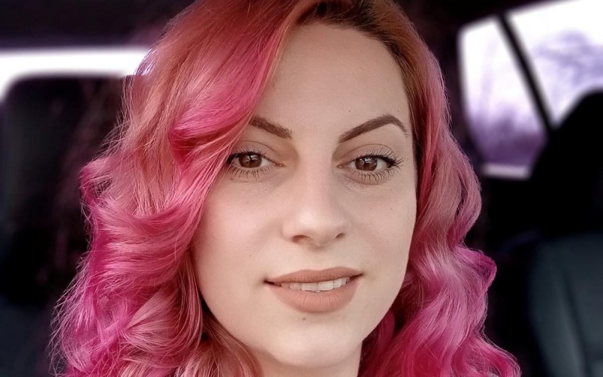 Monica, o tânără mamă de 27 de ani a fost găsită carbonizată într-o mașină alături de fostul soț. Băiețelul lor de numai doi ani a rămas orfan