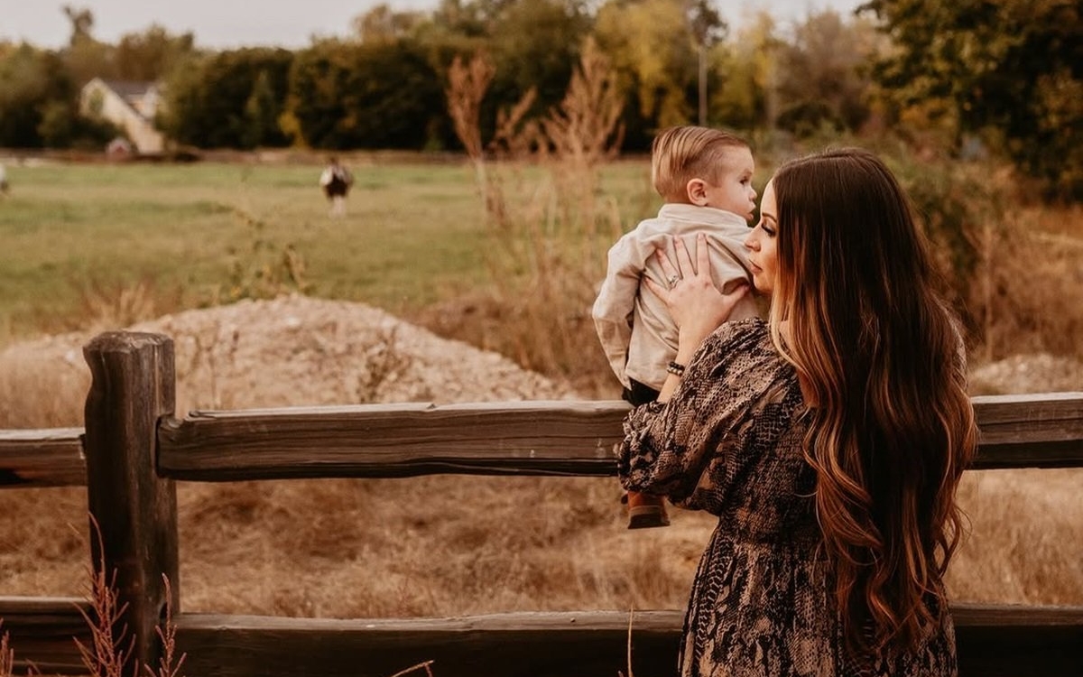 Cumplită tragedie! Fiul unei celebre influencerițe a murit la numai doi ani, după ce a căzut o oglindă pe el