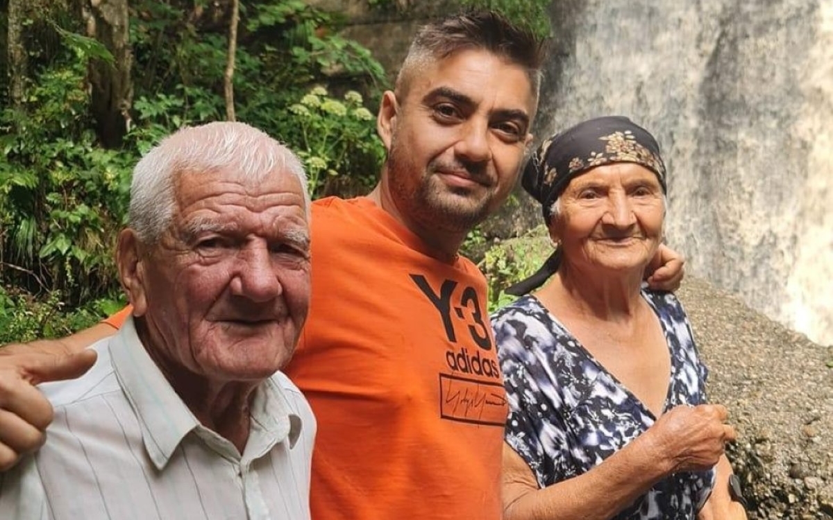 Bunicii virali din Teleorman vizitează lumea la 90 de ani și cuceresc internetul. Povestea emoționantă a lui tataie Costea și mamaie Floarea