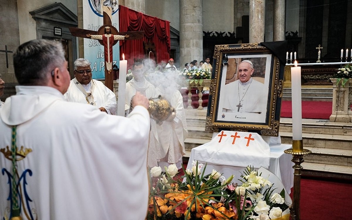 A murit Papa. Ce se întâmplă acum la Vatican