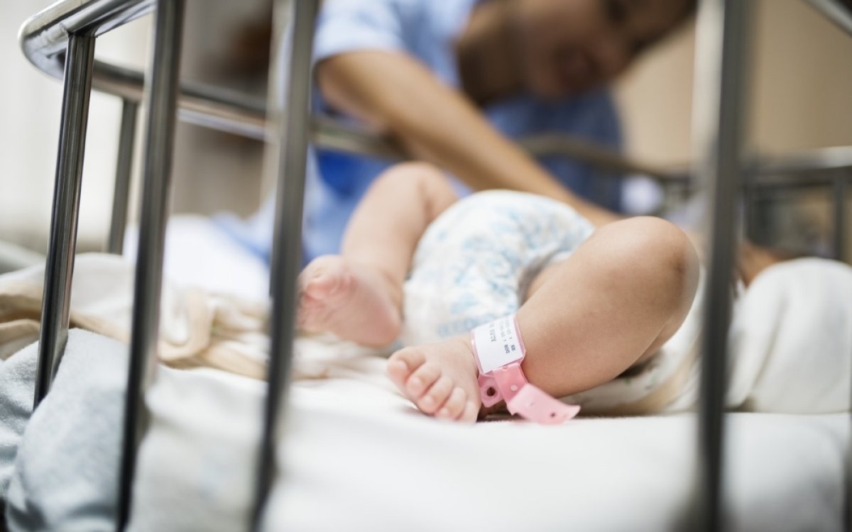 Caz halucinant la Bacău: bebelușul răpit din maternitate a fost vândut chiar de mama sa