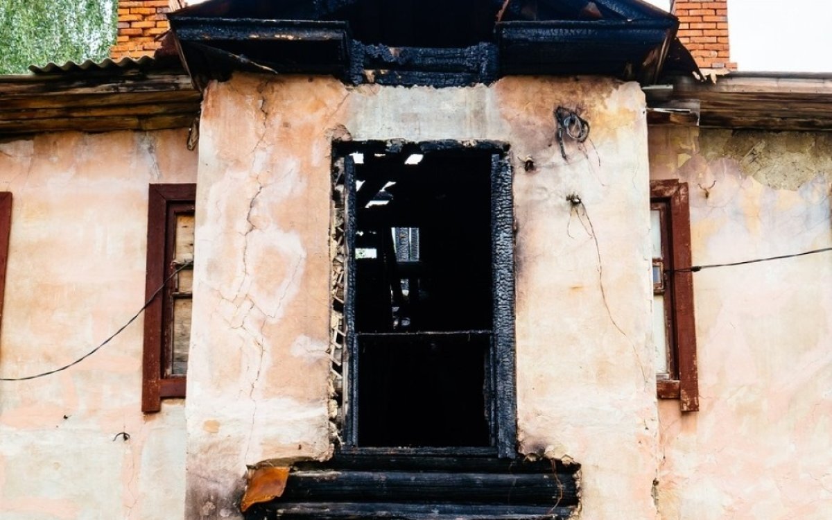 Tragedie într-o locuință din Mehedinți. Un bărbat care aduna lumânări din cimitir a ars de viu după ce a incendiat casa pentru a treia oară