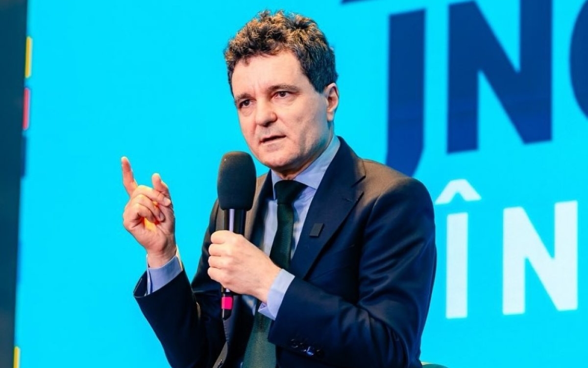 Nicușor Dan a venit cu diploma de Bacalaureat la dezbatere. Ce note a luat candidatul la examenul maturității